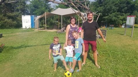 fotografija vrtnega ambienta Pizzerije Fontana z igriščem za otroke