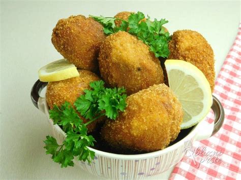 Ilustracija ocvrtih piščančjih bedrc z zlato skorjico