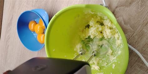 Fotografija različnih faz priprave piškotnega testa: mešanje sestavin, oblikovanje v kepo, počivanje v hladilniku.