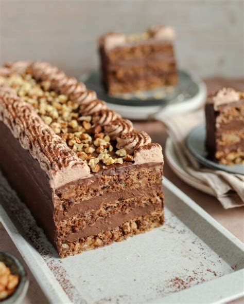 Prikaz okrašene čokoladne torte z orehovim krokantom