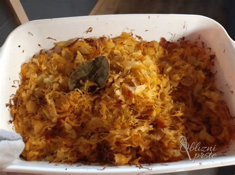 Sestavine za pečeno kislo zelje s svinjskimi zrezki: kislo zelje, svinjski vrat, čebula, česen, mast, začimbe