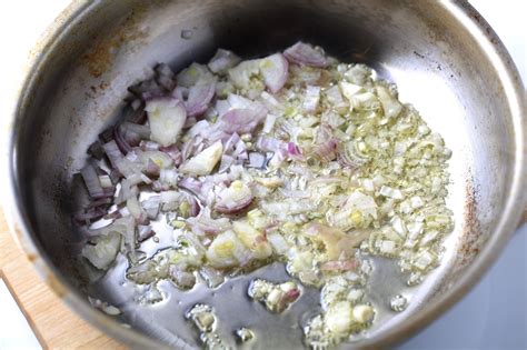 Praženje čebule in dodajanje kislega zelja v ponev
