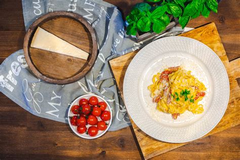 fotografija sklede kuhane polente s parmezanom in zelišči