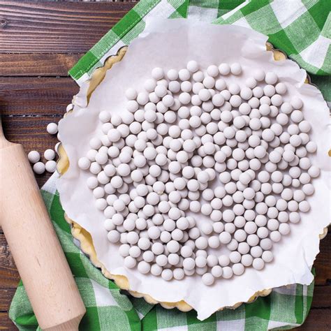 slika kroglic iz sezamovega testa, pripravljenih za peko