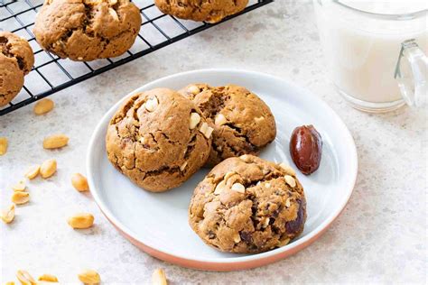 slika kuhanih sezamovih piškotov z datlji