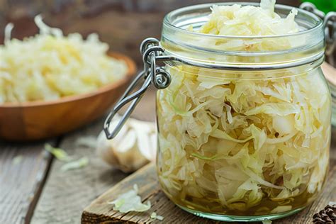 slika fermentiranega zelja v kozarcu