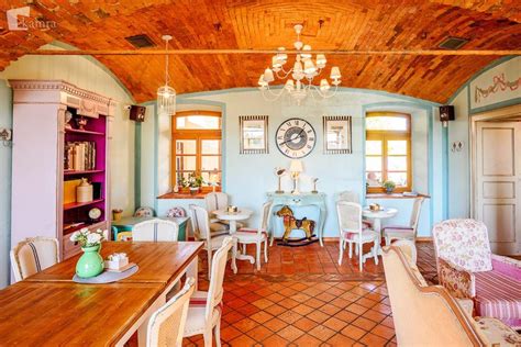 Notranjost kavarne Hiša z Vintage dekoracijo in udobnimi sedeži