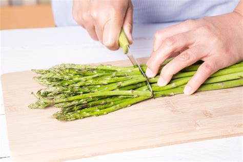 Sveži šparglji pripravljeni za dodajanje v rižoto