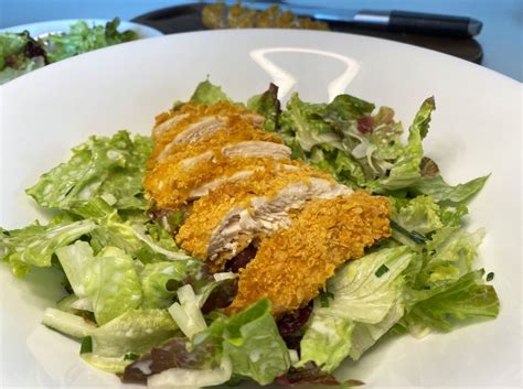 slika cvrtja paniranih piščančjih zrezkov v olju