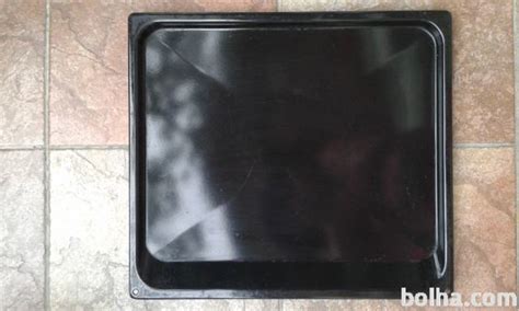 pekač z nadevanimi in zaprtimi tortiljami, pripravljenimi za peko v pečici