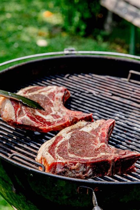 Goveji steak na žaru, obogaten z aromatično marinado.