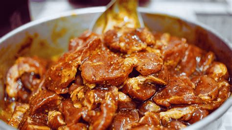 Sveže ribe, pripravljene za mariniranje s citrusovimi rezinami in zelišči.