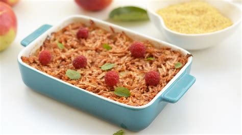 postreženi kos pečene prosene kaše z jabolki in jogurtom