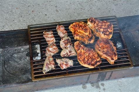 Pečenje piščančjih zrezkov na žaru