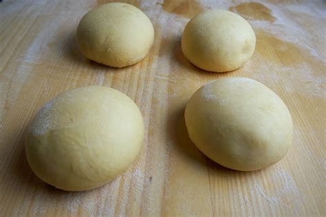 testo za krofe, ki vzhaja pokrito s kuhinjsko krpo