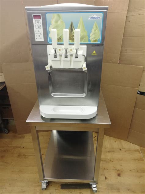 Fotografija profesionalnega aparata za točeni sladoled znamke Carpigiani v uporabi.