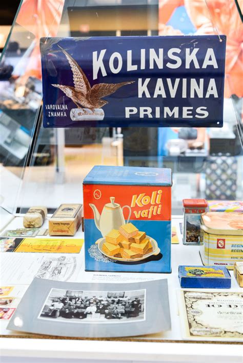 Kompilacija fotografij različnih domačih aparatov za sladoled različnih blagovnih znamk.