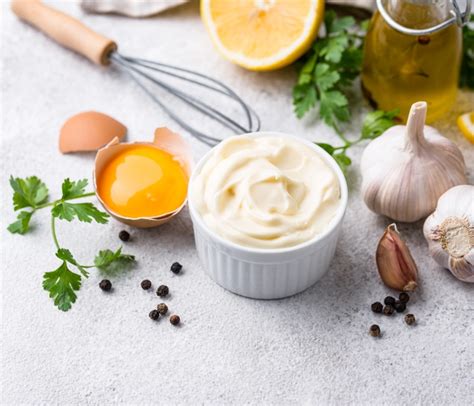 Shema priprave domače majoneze z uporabo električnega mešalnika.