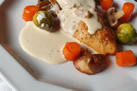 piščančji koščki, ki se dušijo v omaki z zelenjavo v ponvi