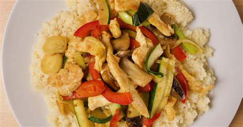 piščančji trakovi, zelenjava in omaka v woku