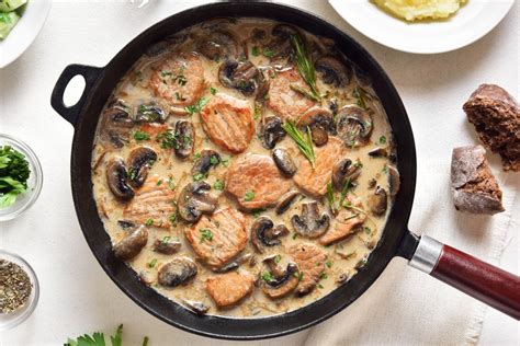 Ilustracija sočnih polnjeni svinjskih zrezkov