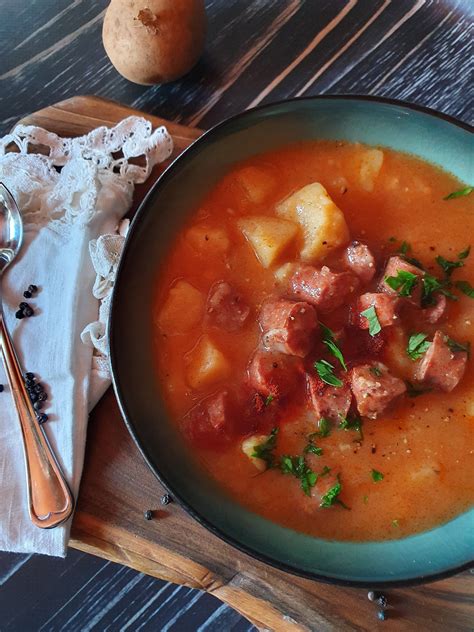 Priprava osnove za krompirjevo juho s klobaso in čebulo