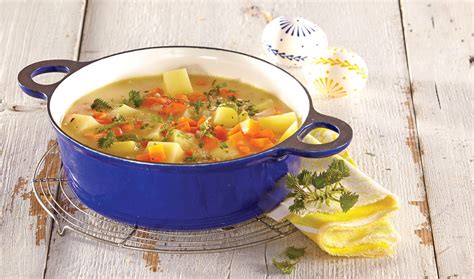 Krompirjeva juha s klobaso in zelenjavo, pripravljena za postrežbo