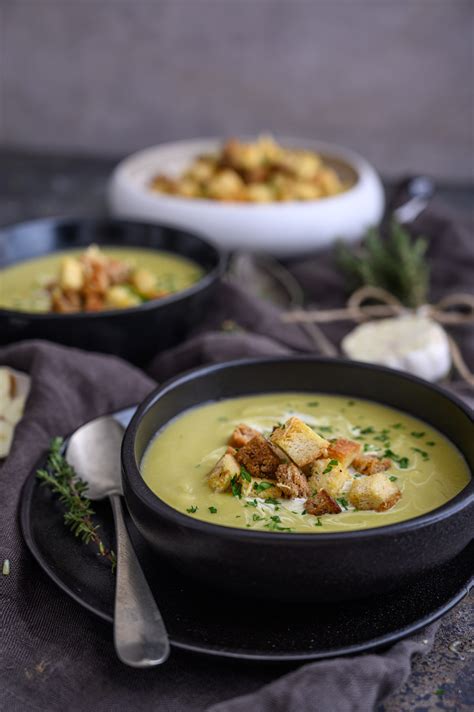 Servirana krompirjeva juha s pečenim česnom in zelišči