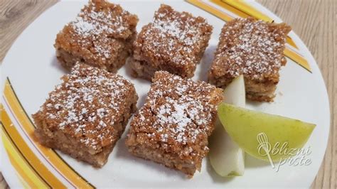 zlato zapečeno pecivo iz koruznega zdroba z jabolki, narezano na kose