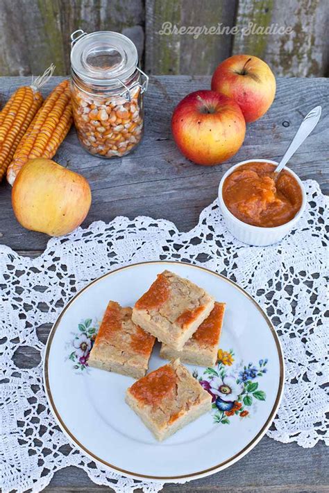 zlevanka v pekaču med peko, z žlico nanesena marmelada