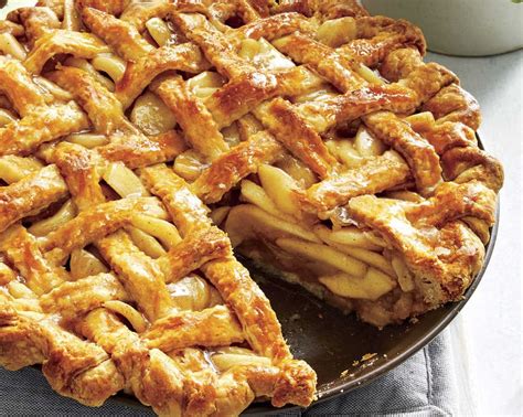 sestavljena jabolčna pita pred peko