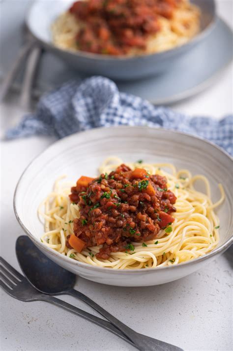 Priprava zelenjavne osnove za bolonjsko omako v ponvi