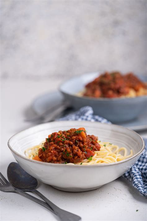 Priprava paradižnikove osnove z začimbami za bolonjsko omako