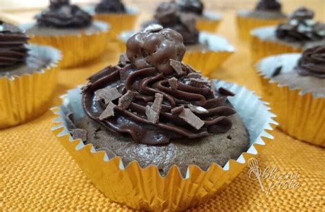 čokoladni mafini s čokoladno kremo