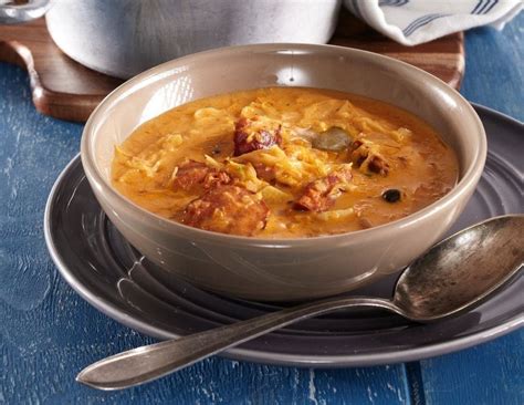 fotografija pečene kostanjeve enolončnice s čičeriko in korenjem, okusno postrežene s kruhom