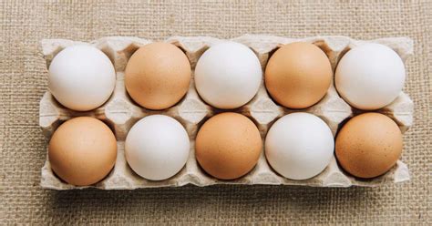 Primerjava belih in rjavih kokošjih jajc