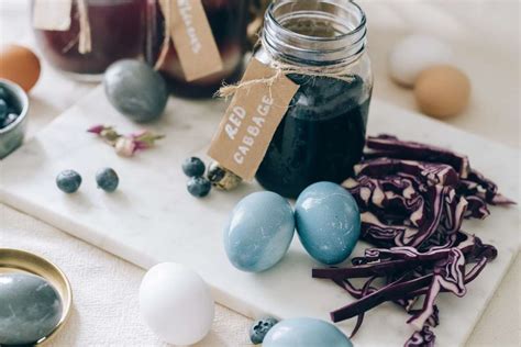 Rdeče obarvana jajca z lupinami čebule