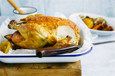 Ilustracija piščanca, ki se peče v pečici