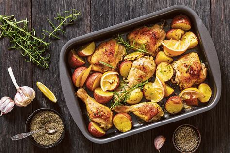 Fotografija pečenega piščanca s česnom in limono.