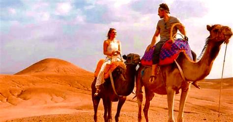 tipi v puščavi s konji