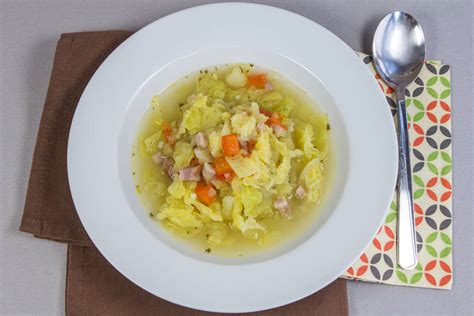 Slika enolončnice z zelenjem, podobne tisti z ohrovtom