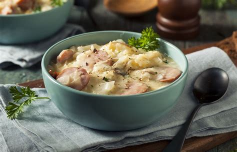 Slika enolončnice iz kislega zelja, krompirja in klobase