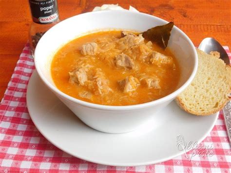 Slika dušenega sladkega zelja z govedino