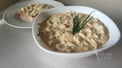 Slika sklede boršča s kislo smetano