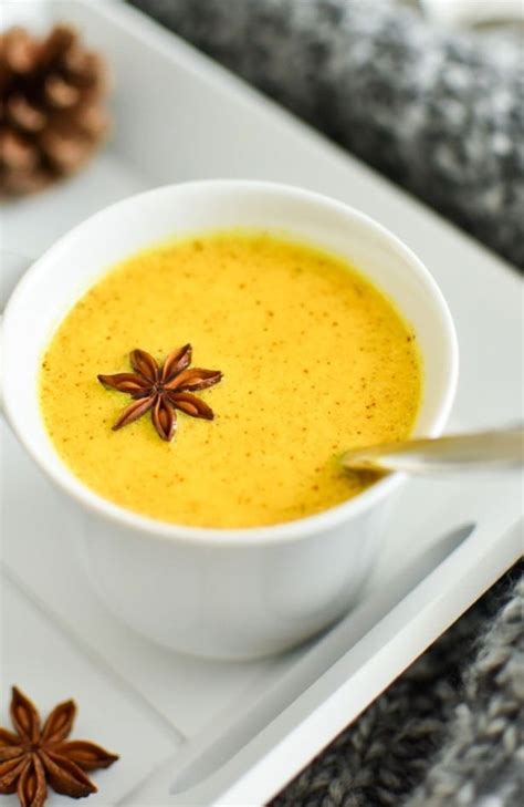 Topla skodelica kostanjevega napitka s cimetovo palčko