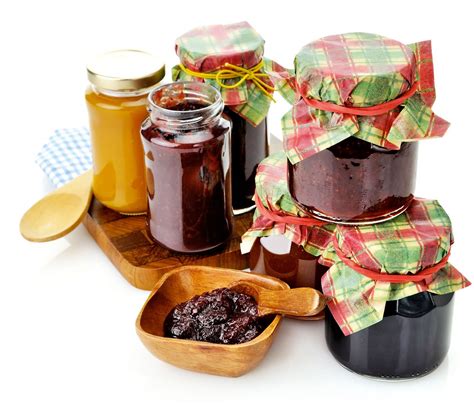 prikaz različnega svežega sadja, primernega za pripravo marmelade