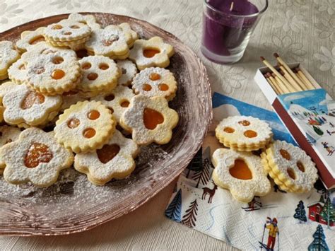Prikaz pripravljenih piškotov z vtisnjenimi vzorci