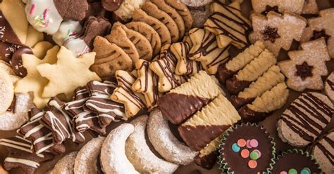 Ilustracija različnih vrst krhkih piškotov, ki prikazuje njihovo zlato zapečenost in krhkost.