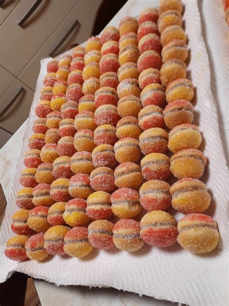 Fotografija razvaljanega testa za piškote z izrezanimi različnimi oblikami.