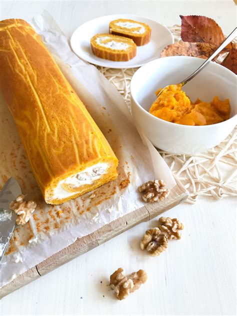 bučna rulada na prerezu, ki prikazuje oranžno obarvan biskvit